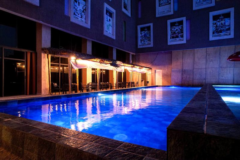 La piscine éclairée le soir