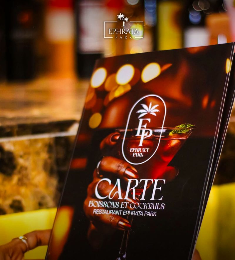 La carte d'Ephrata Park tenue en main