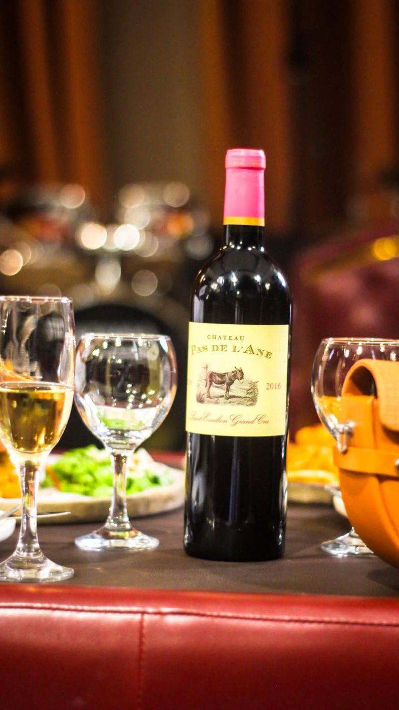 Une bouteille de vin rouge sur la table