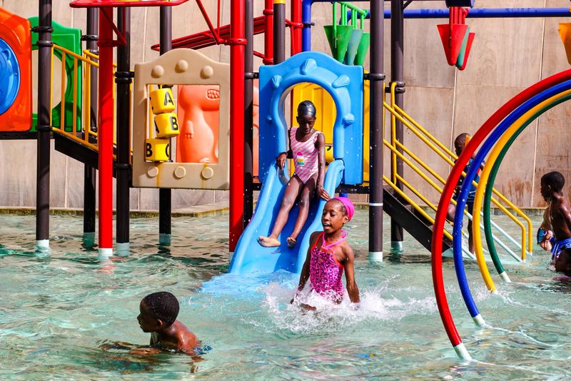 Les enfants au parc aquatique