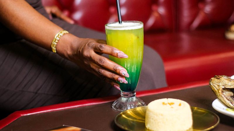 Un cocktail servi au lounge